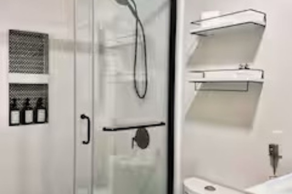 Dusj, hårføner, håndklær og såpe
