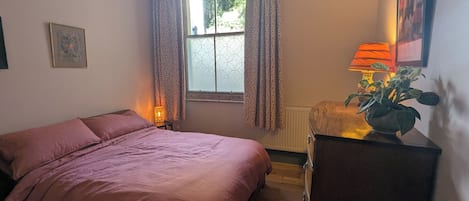 1 habitación, tabla de planchar con plancha, wifi y ropa de cama