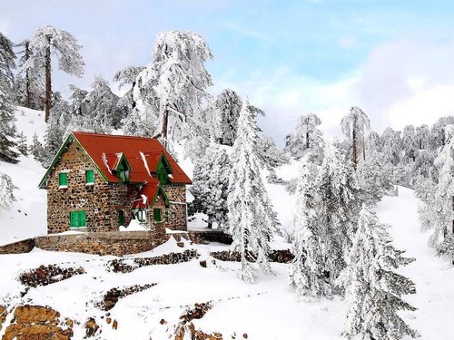 2BR Mountain Escape Overlooking Riverside by Cyprus Horizons