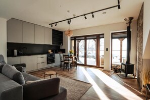 Flat-screen TV, fireplace