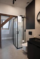 Comfort Apartment, Balcony, Lake View | Bathroom