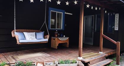 Self contained cabin for couples or groups in the wonderful town of Zeballos