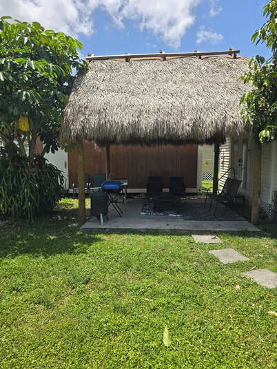 Cozy 1-bedroom studio in charming North Miami with AC