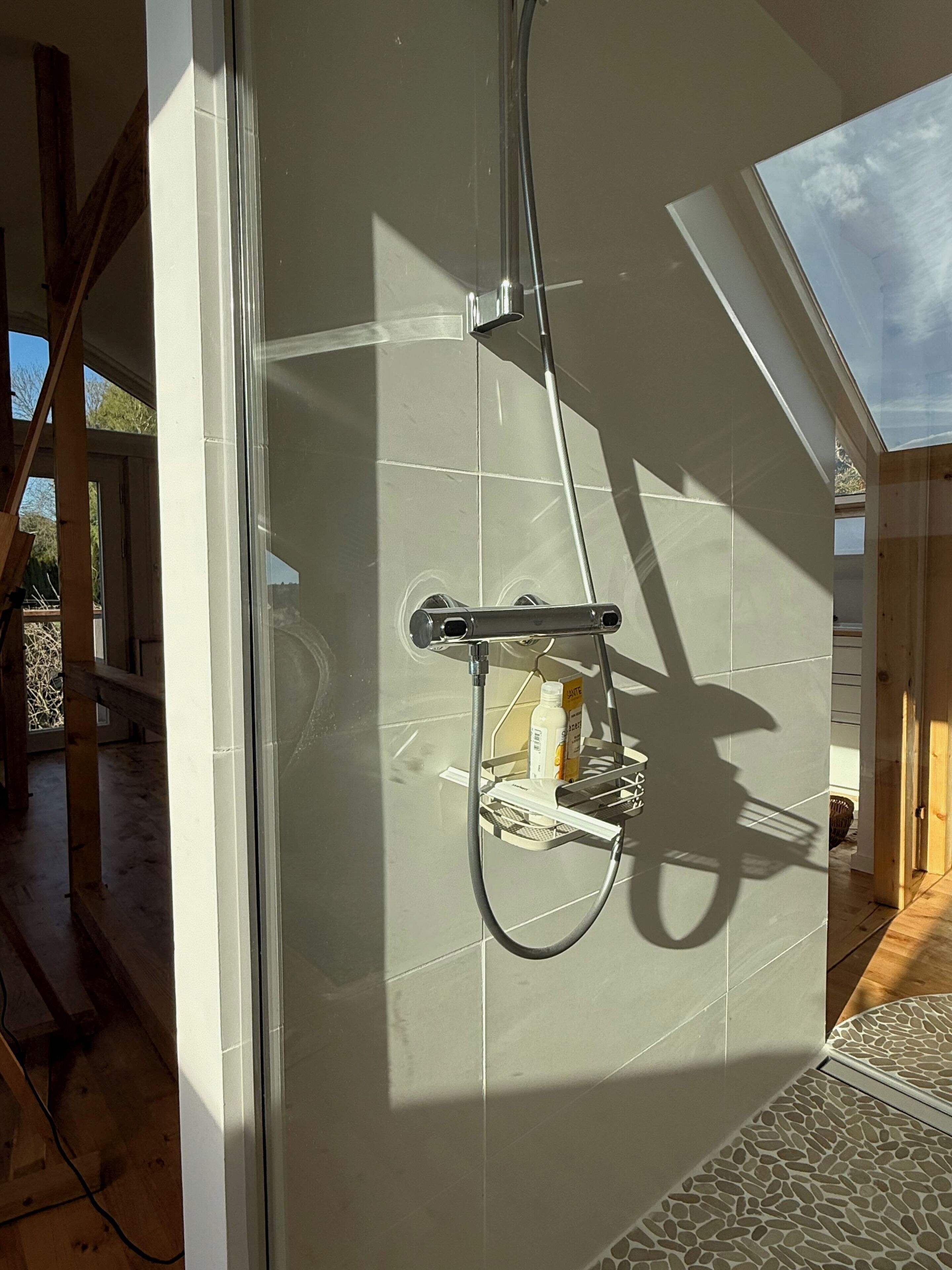 Douche, serviettes fournies, papier toilette