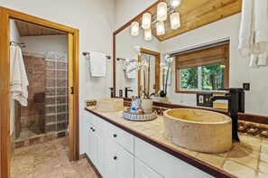 Shower, hair dryer, towels, soap - Gorgeous 4 Bedroom Forest Retreat in Glenshire! Minimum 30 Day Stay (Truckee)