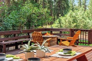 Outdoor dining - Gorgeous 4 Bedroom Forest Retreat in Glenshire! Minimum 30 Day Stay (Truckee)