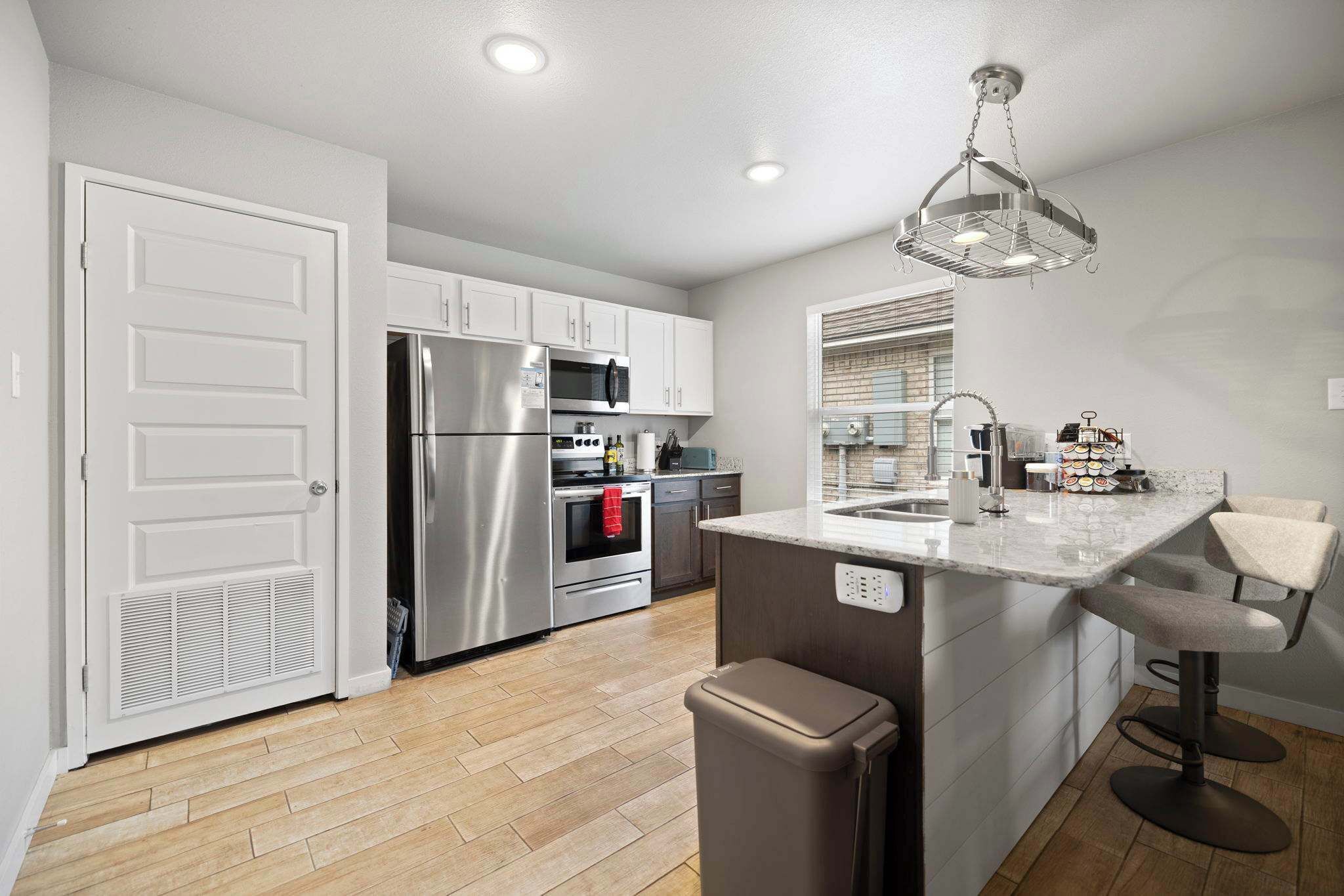 Fridge, stovetop, dishwasher, coffee/tea maker