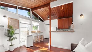 Une cuisine moderne avec des meubles en bois, un four encastré et un plan de travail.