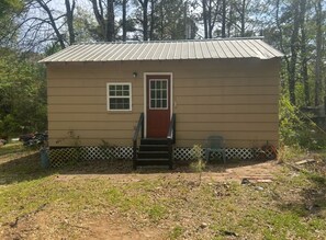 Exterior - Perfect 1-bedroom lodge with AC in charming Selma just 2 miles from Paper Mill. (Selma)