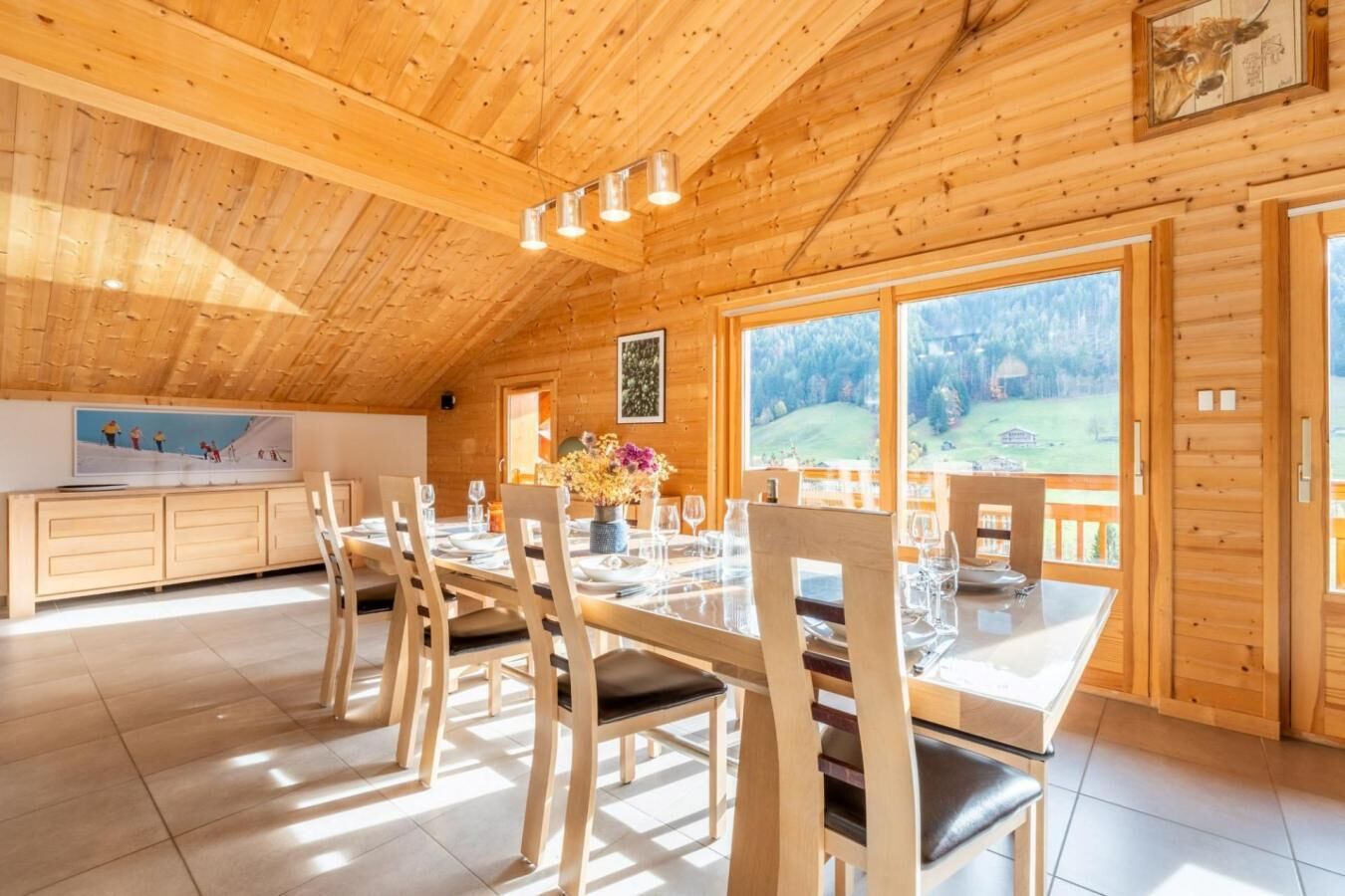 Un comedor con techo de madera, ventanas amplias y vistas al exterior.