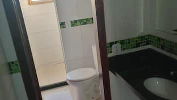 Standard Double or Twin Room, Lagoon View | Bathroom