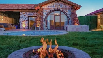 Villa, privézwembad, uitzicht op meer | Details aan de buitenkant