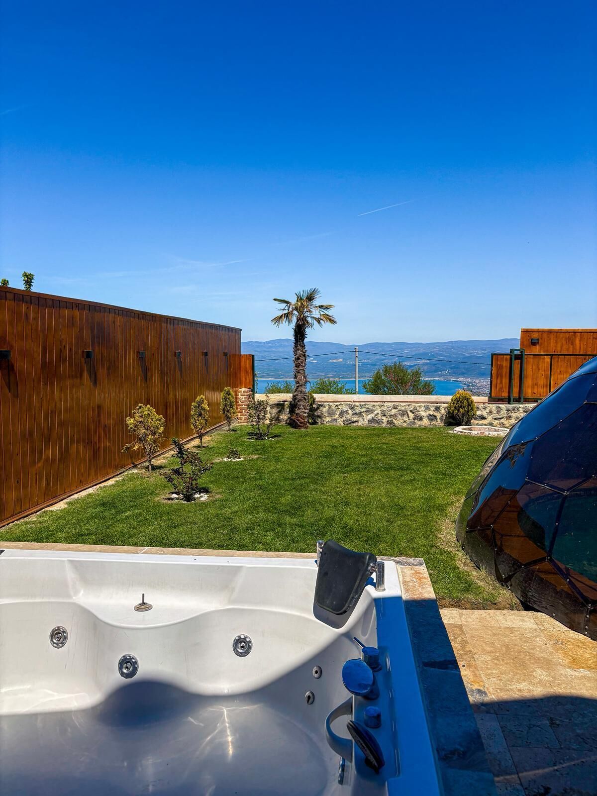 Jetted bathtub