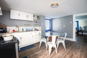 Private kitchen - Magnolia Garden Suite - Historic/WiFi/Downtown (Birmingham)