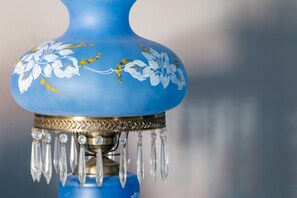 Eine blaue Vase mit floralen Verzierungen und Kristallapplikationen.
