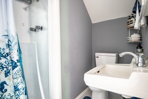 Bathroom - Magnolia Garden Suite - Historic/WiFi/Downtown (Birmingham)