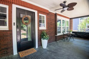 Outdoor dining - Magnolia Middle Suite| Queen Beds/Couples/Downtown (Birmingham)