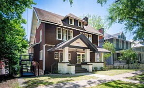 Exterior - Magnolia Middle Suite| Queen Beds/Couples/Downtown (Birmingham)