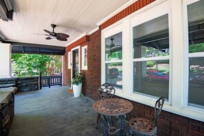 Outdoor dining - Magnolia Middle Suite| Queen Beds/Couples/Downtown (Birmingham)