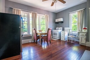 Private kitchen - Magnolia Loft Suite - Family/Bunk Beds/WorkSpace (Birmingham)