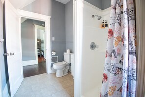 Bathroom - Magnolia Loft Suite - Family/Bunk Beds/WorkSpace (Birmingham)