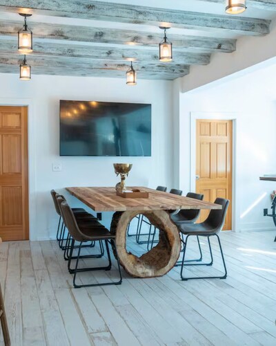 Stylish Stay Near CWS, Zoo & Downtown Fun