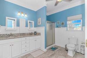 Bathroom - Sleeps 16-inside OL w/ Limo Golf Cart &Game Room (Myrtle Beach)