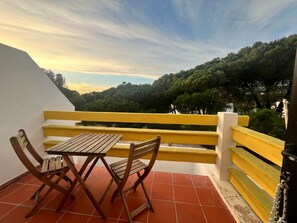 Outdoor dining - Charming House in Vilamoura, Mouragolf Village, Algarve (Quarteira)