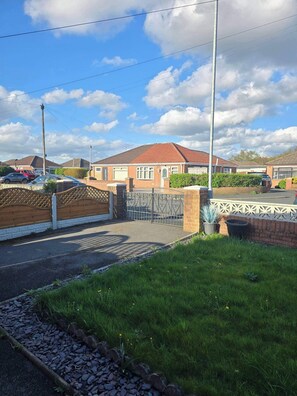 Property grounds - Sleeps 6 - St Helens - 50 Mins to Peak District (St Helens)