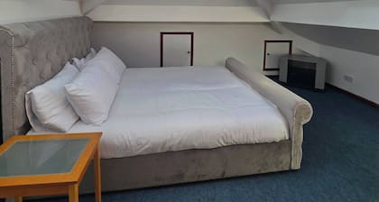 Sleeps 6 - St Helens - 50 Mins to Peak District