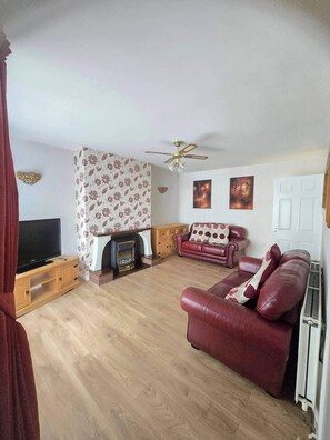 Fireplace - Sleeps 6 - St Helens - 50 Mins to Peak District (St Helens)
