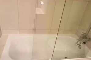 Haartrockner, Handtücher, Seife, Toilettenpapier