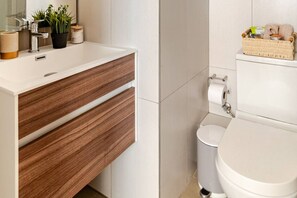 Haartrockner, Handtücher, Seife, Toilettenpapier