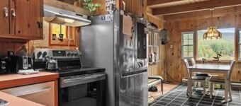 Spacious and Charming 5 bedroom cabin, 2 miles to Minerva Lake