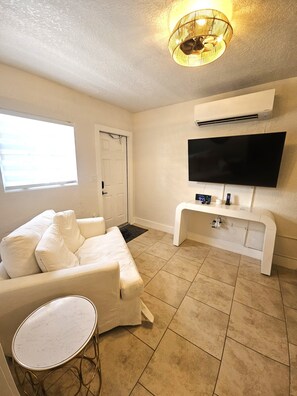 Living area - Stylish Modern Studio/Private/Close to everything in Fort Lauderdale (Fort Lauderdale)