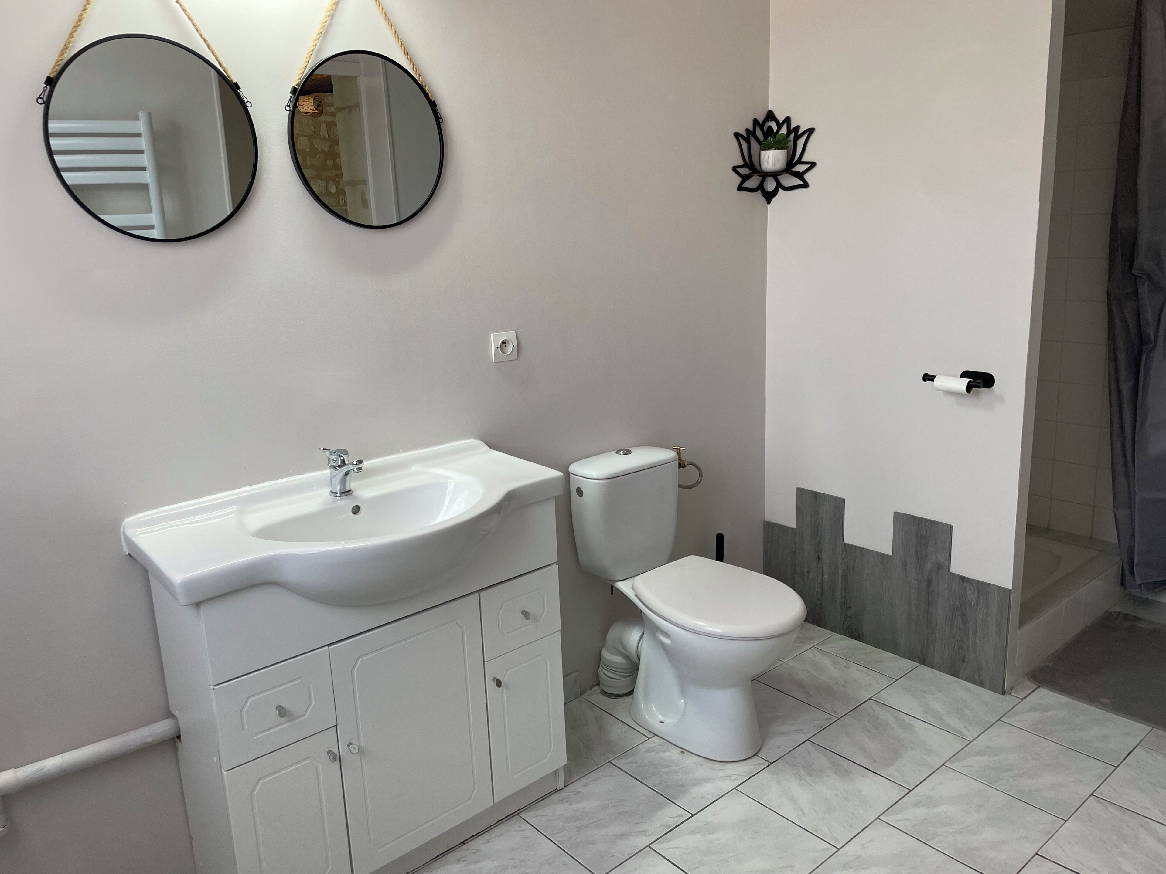Douche, serviettes fournies, savon, papier de toilette