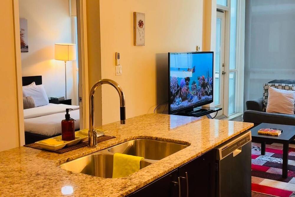 Stylish Cozy 1bedroom Condo in Square one Centre