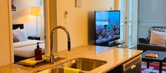 Stylish Cozy 1bedroom Condo in Square one Centre