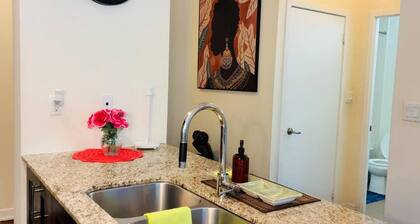 Stylish Cozy 1bedroom Condo in Square one Centre