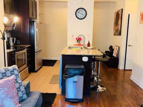 Stylish Cozy 1bedroom Condo in Square one Centre