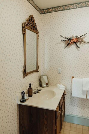 Suite, 1 Queen Bed | Bathroom - Strassner Suites (Hermann)