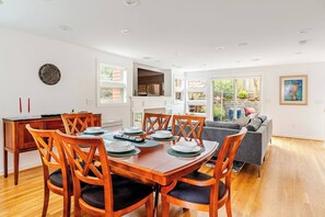 Dining - Dreamy SandPoint Retreat | 3 BDRMs, Near Hospitals (Seattle)