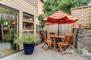 Outdoor dining - Dreamy SandPoint Retreat | 3 BDRMs, Near Hospitals (Seattle)