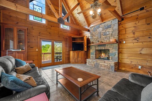 Starling Road Retreat - Cabin with Stunning Views