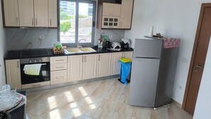 Uma cozinha equipada com fogão, forno, pia e geladeira.