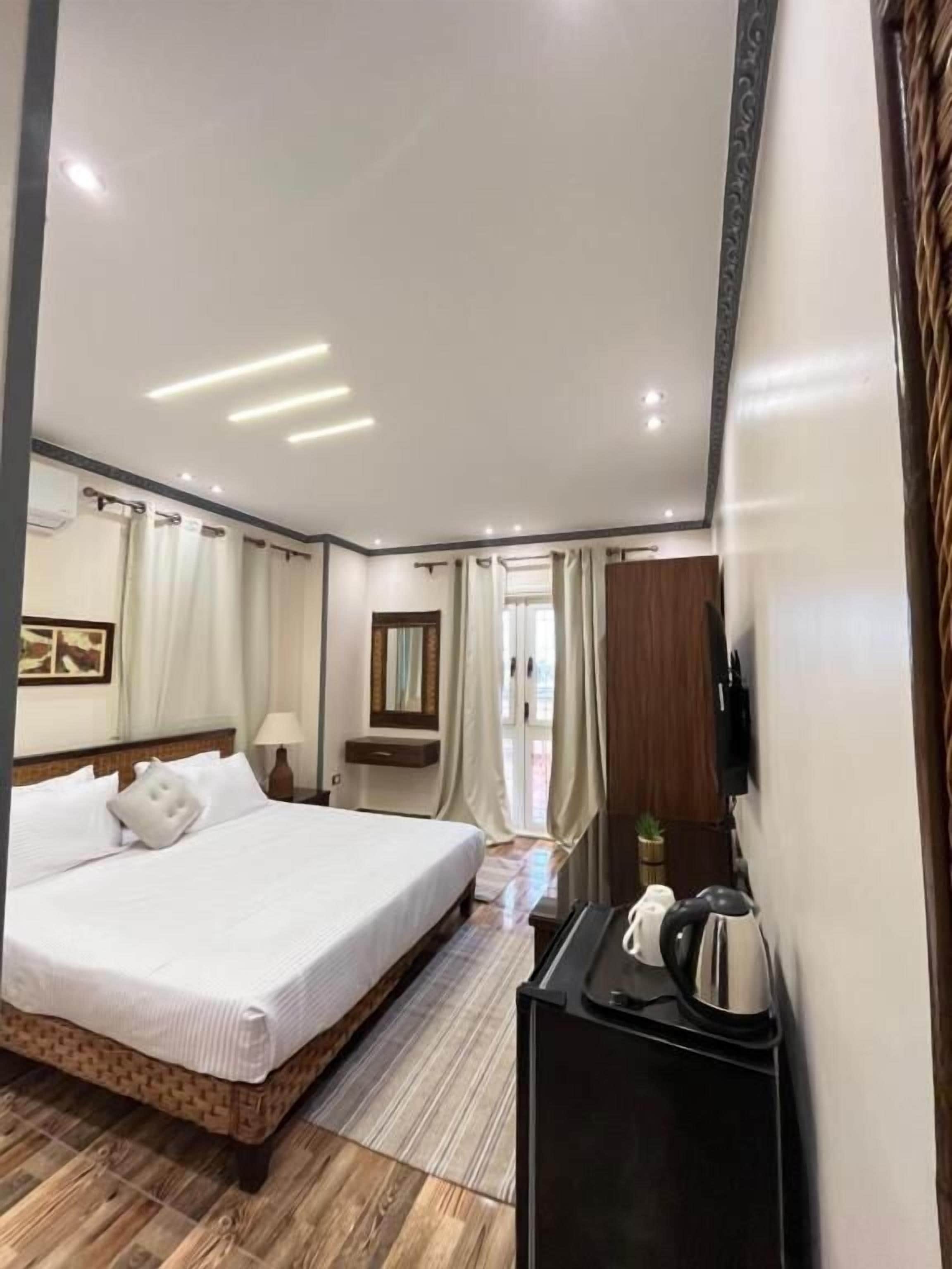Minibar y ropa de cama