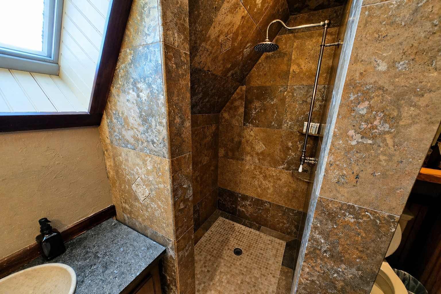 Douche, sèche-cheveux, serviettes fournies, shampoing