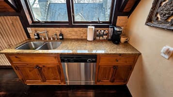 Coffee/tea maker, fridge, microwave, oven