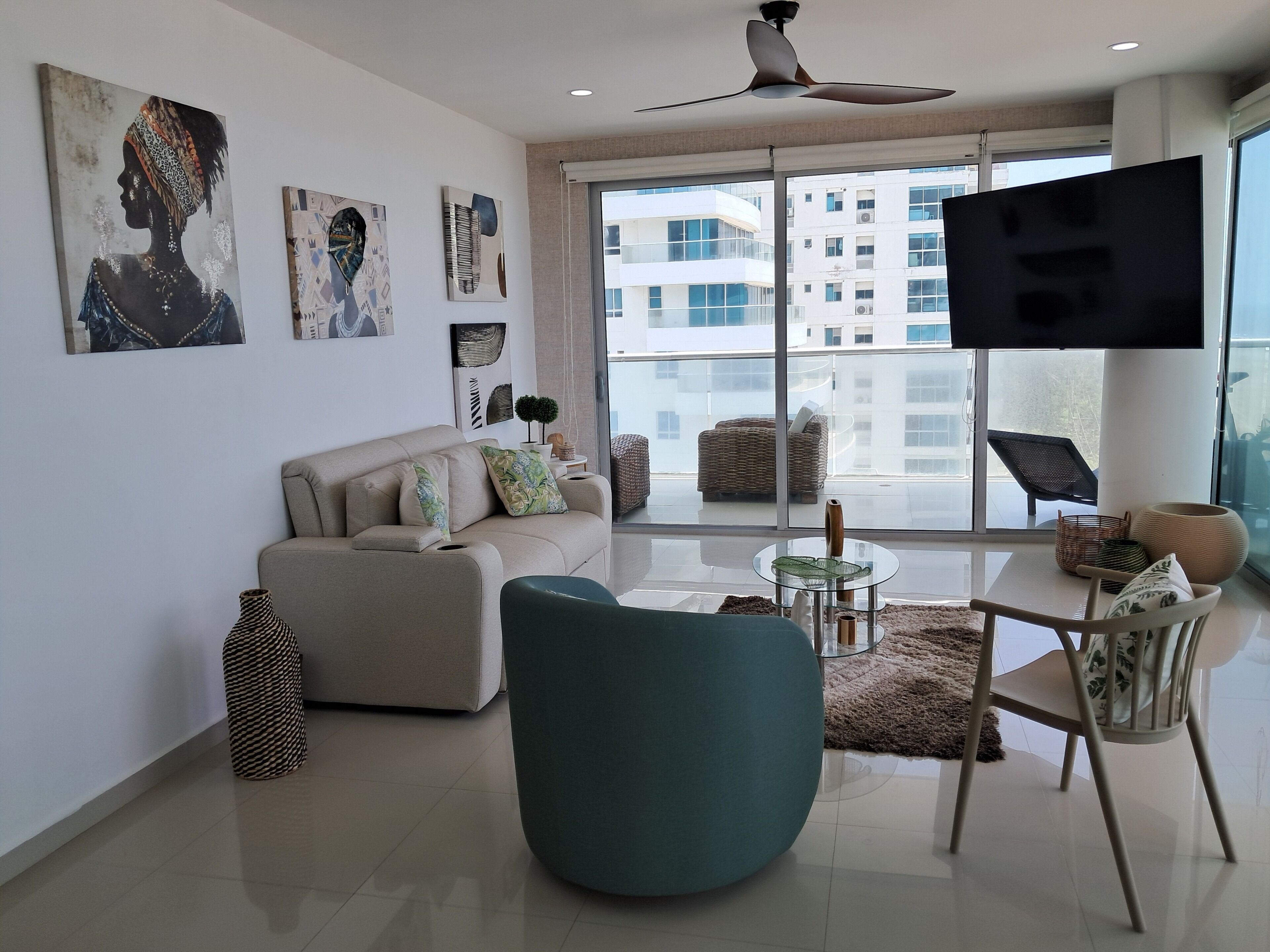Deluxe Apartment, Balcony, Beach View | Living area