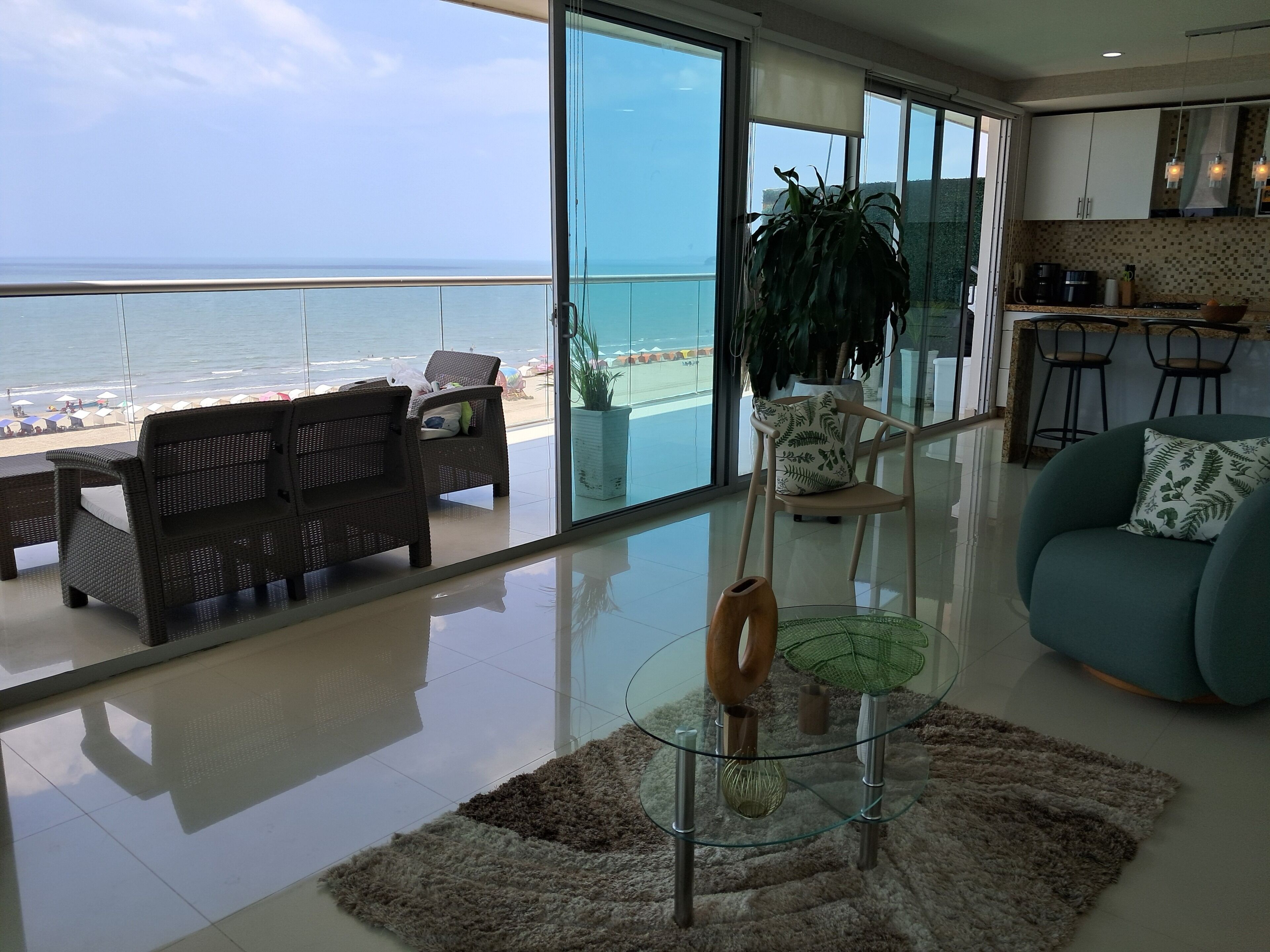 Deluxe-Apartment, Balkon, Strandblick | Wohnbereich